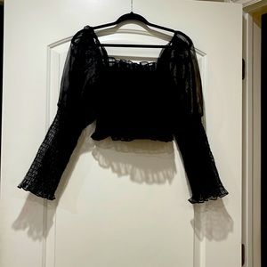 Fashion Nov size M puff shoulder sleeve too⭐️⭐️⭐️⭐️⭐️ absolutely stunning crop t